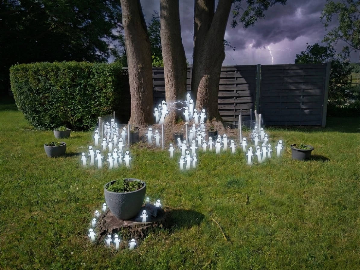 Eine Gruppe leuchtender Hattifnatten im Garten unter einem Baum bei herannahendem Gewitter.